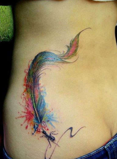 点击大图看下一张：美女腰部漂亮的彩色羽毛纹身图案