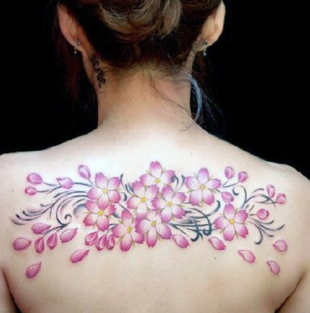 点击大图看下一张：女性背部彩绘樱花纹身图案