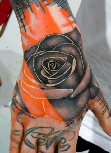 点击大图看下一张：手背上的漂亮玫瑰花纹身图案