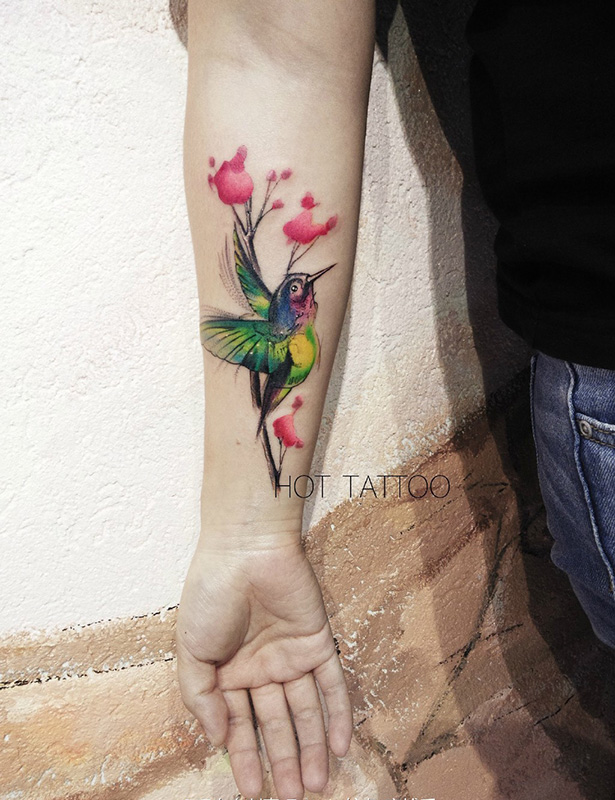 点击大图看下一张：手臂鲜花和蜂鸟彩绘纹身图案