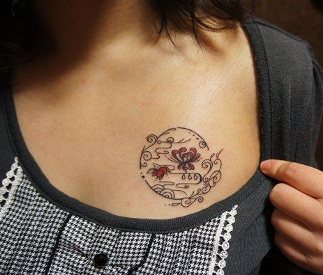 点击大图看下一张：女性胸部花图腾纹身图案
