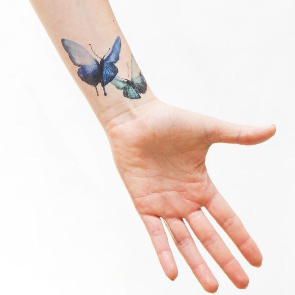 点击大图看下一张：手腕个性蝴蝶彩绘纹身图案