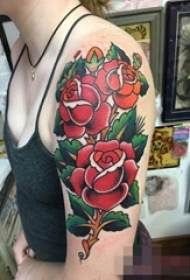 女生手臂上彩绘欧美玫瑰纹身图片