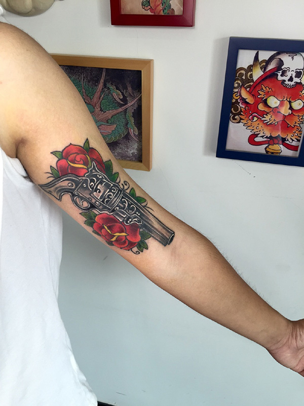 点击大图看下一张：手臂手枪玫瑰彩绘纹身图案