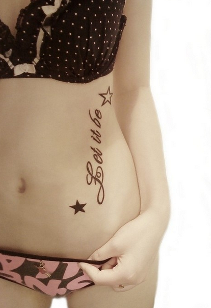 点击大图看下一张：性感女生腰部唯美的字母星星纹身图案