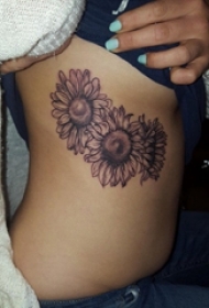 女生侧腰上植物素材向日葵纹身图片
