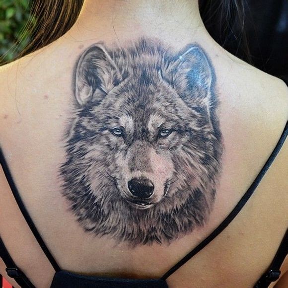 点击大图看下一张：背部好看潮流的狼头纹身图案