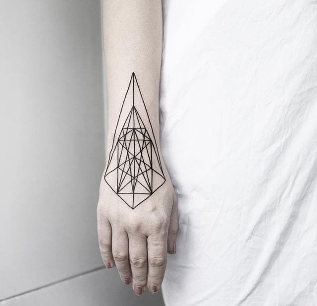 点击大图看下一张：10款简洁几何元素纹身个性线条纹身图案大全