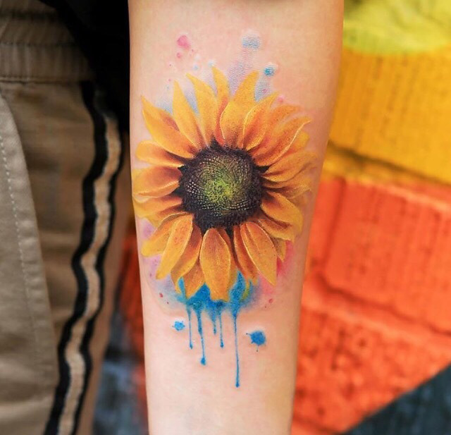 点击大图看下一张：手臂唯美的水彩向日葵纹身图案