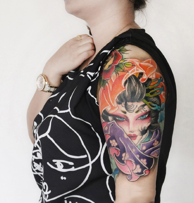 点击大图看下一张：手臂如花美貌的艺妓彩绘纹身图案