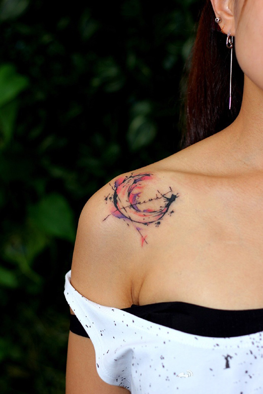 点击大图看下一张：女性锁骨月亮图腾彩绘纹身图案