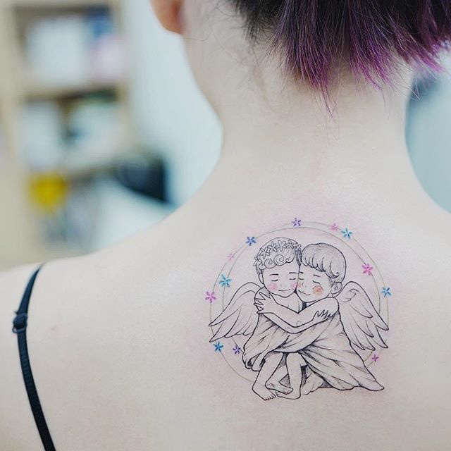 点击大图看下一张：颈部可爱的相亲相爱小天使纹身图案