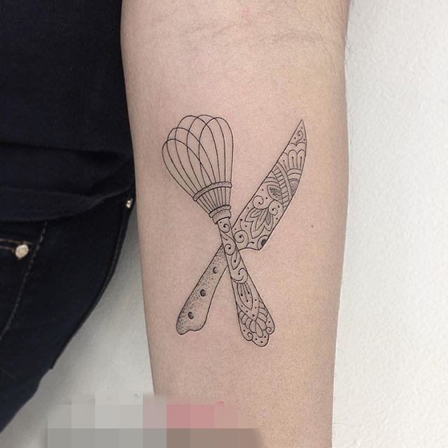 点击大图看下一张：一组黑白灰风格简约款简单个性线条纹身图案大全