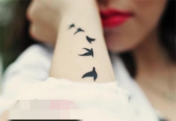 点击大图看下一张：一组活泼可爱的简单线条纹身黑白灰风格点刺技巧小鸟纹身图案