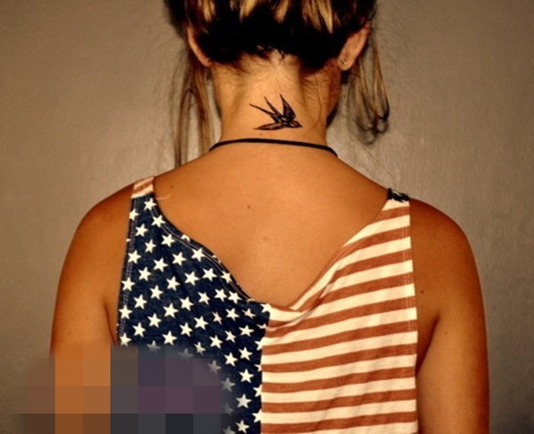 点击大图看下一张：一组活泼可爱的简单线条纹身黑白灰风格点刺技巧小鸟纹身图案