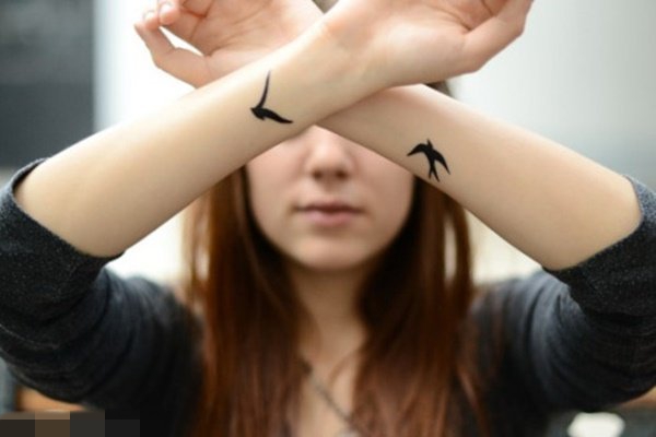 点击大图看下一张：一组活泼可爱的简单线条纹身黑白灰风格点刺技巧小鸟纹身图案