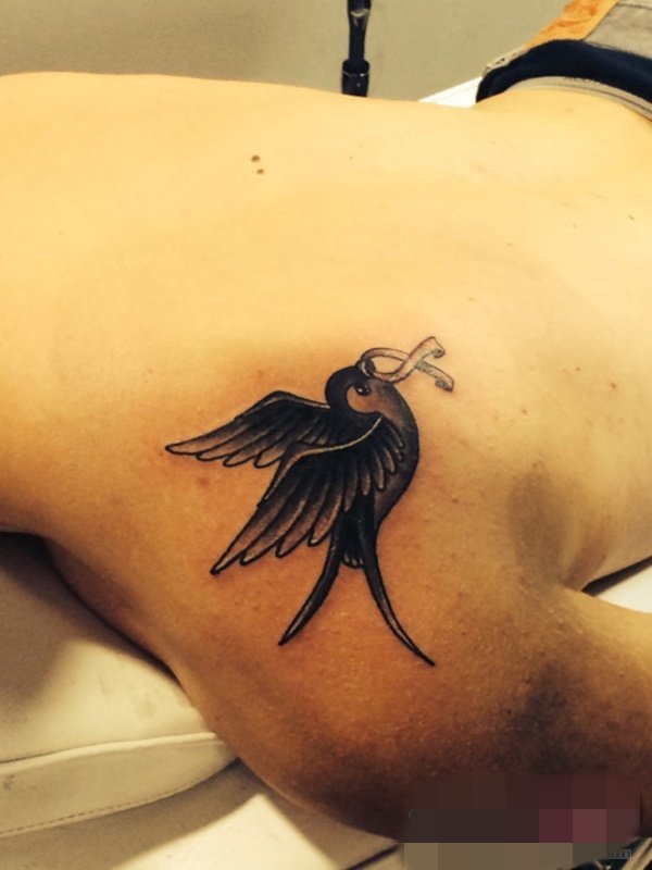 点击大图看下一张：一组活泼可爱的简单线条纹身黑白灰风格点刺技巧小鸟纹身图案