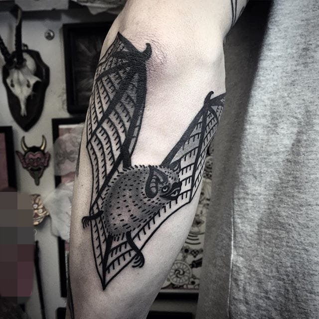 点击大图看下一张:一组灵动可爱的蝙蝠纹身小动物纹身图案大全