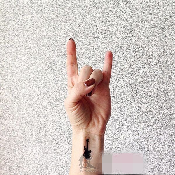 点击大图看下一张:一组女孩子喜爱的微小型简单个性线条纹身图案