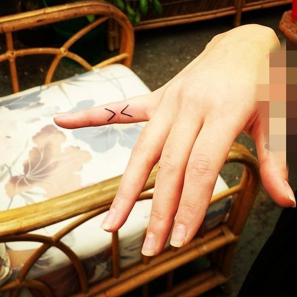 点击大图看下一张:一组女孩子喜爱的微小型简单个性线条纹身图案