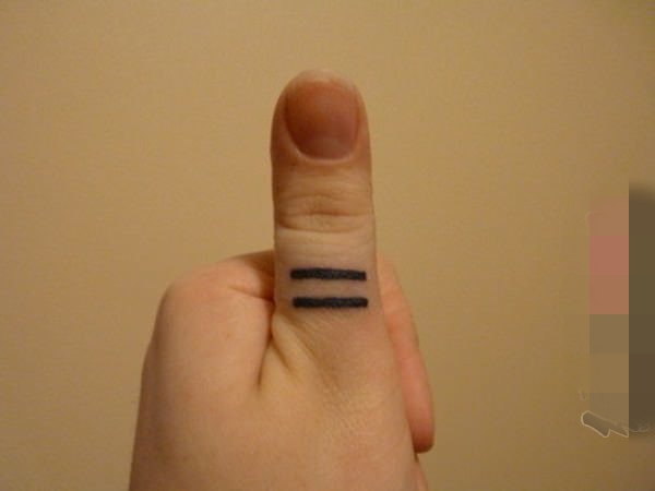 点击大图看下一张：一组女孩子喜爱的微小型简单个性线条纹身图案