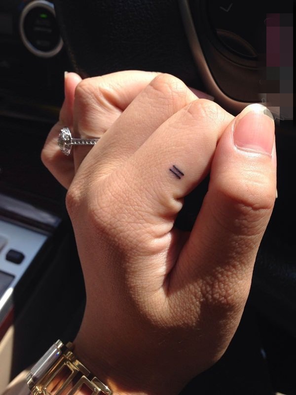 点击大图看下一张:一组女孩子喜爱的微小型简单个性线条纹身图案