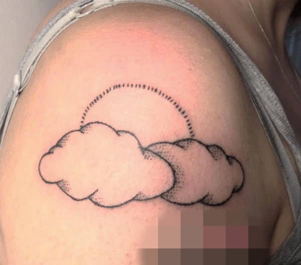 点击大图看下一张：12款简洁个性的黑白纹身点刺技巧云朵纹身图案大全