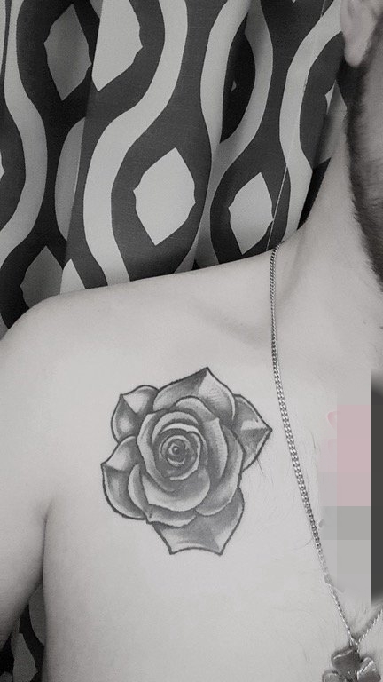 点击大图看下一张：男生肩部黑白灰风格点刺技巧植物素材花朵纹身图片