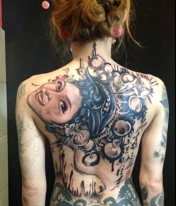 点击大图看下一张：美女纹身师背部彩绘女性肖像纹身图案
