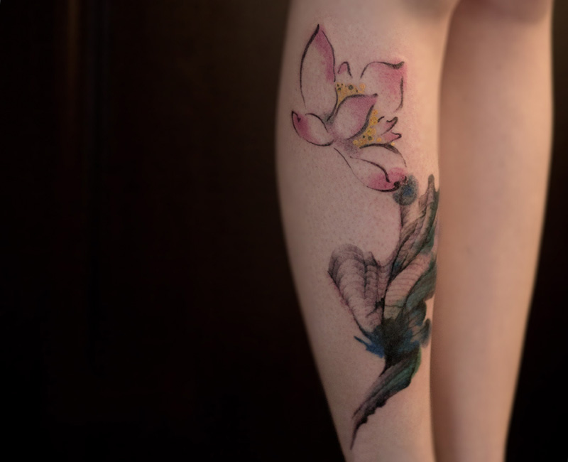 点击大图看下一张：小腿好看的水墨莲花彩绘纹身图案