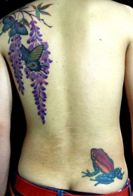 男性后背好看的蝴蝶青蛙花蕊纹身图案