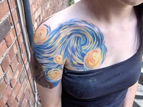 点击大图看下一张：女人半甲部彩色漩涡纹身图案