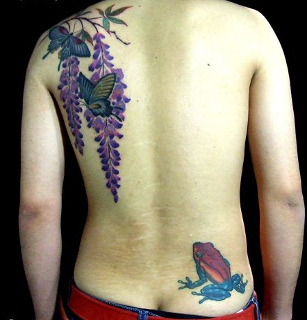 点击大图看下一张：男性后背好看的蝴蝶青蛙花蕊纹身图案