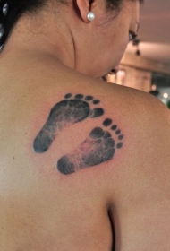 背部创意可爱婴儿脚印纹身图案