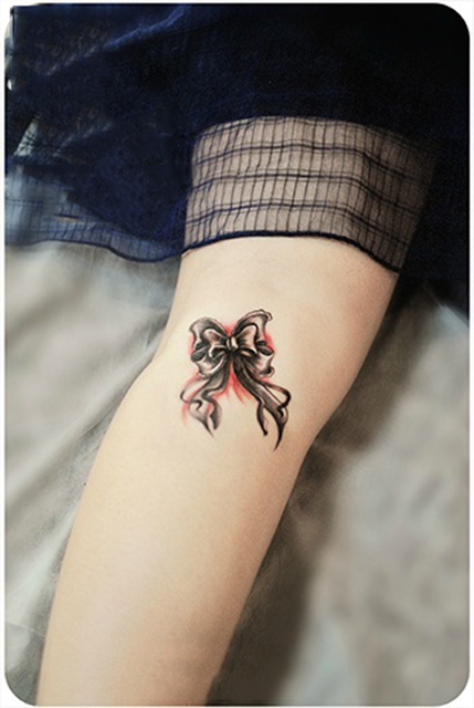 点击大图看下一张：女生腿部蝴蝶结个性纹身图案