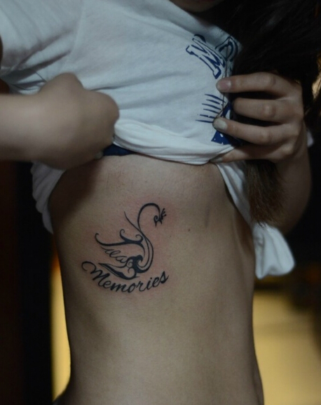 点击大图看下一张：女生腰部天鹅图腾字母纹身图案