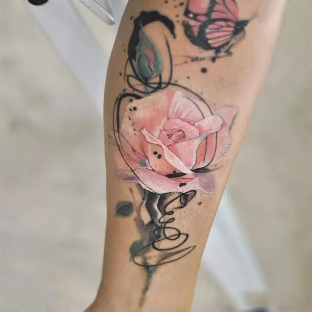 点击大图看下一张：小腿水彩玫瑰个性纹身图案