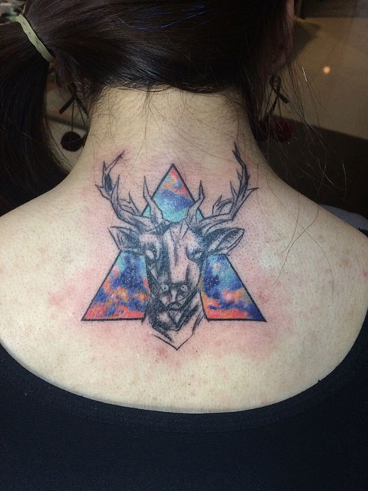 点击大图看下一张：女生颈部彩绘鹿头三角形纹身图案