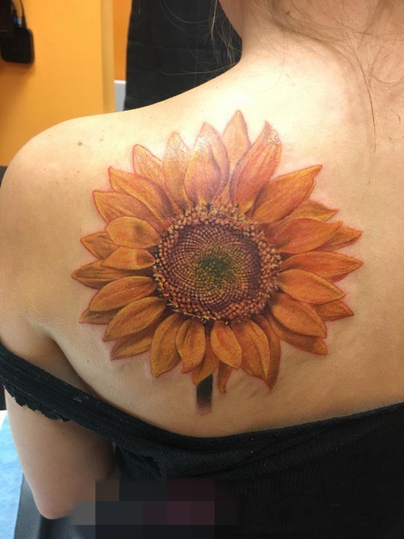 点击大图看下一张：女生肩部彩绘技巧简约线条小清新植物向日葵纹身图片