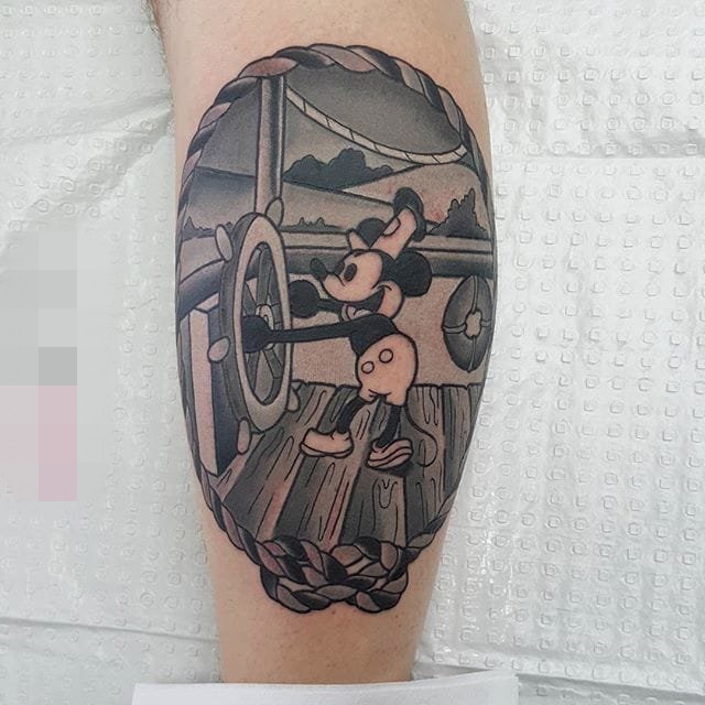 点击大图看下一张：一组充满童年回忆的简单个性线条纹身米老鼠纹身图案