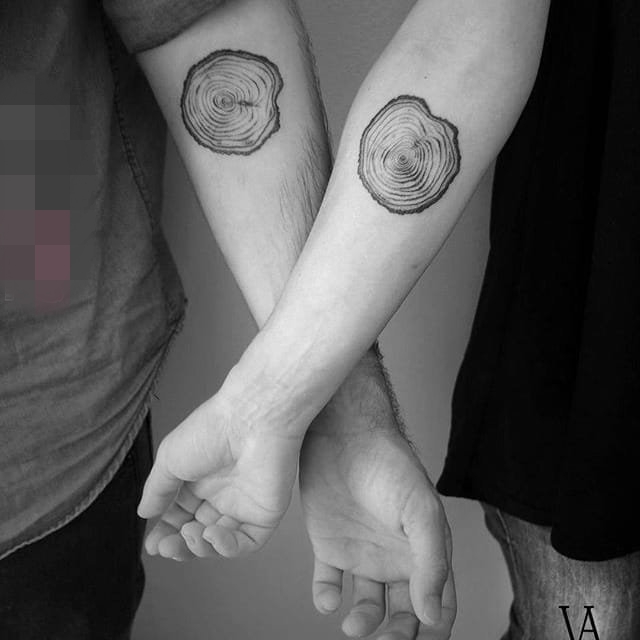 点击大图看下一张:一组黑白风格纹身人物和动物的简单线条纹身图案大全