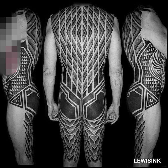 点击大图看下一张：10款大面积黑白灰风格几何元素点刺技巧全身纹身图案