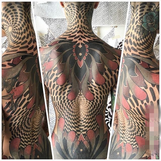 点击大图看下一张：10款大面积黑白灰风格几何元素点刺技巧全身纹身图案