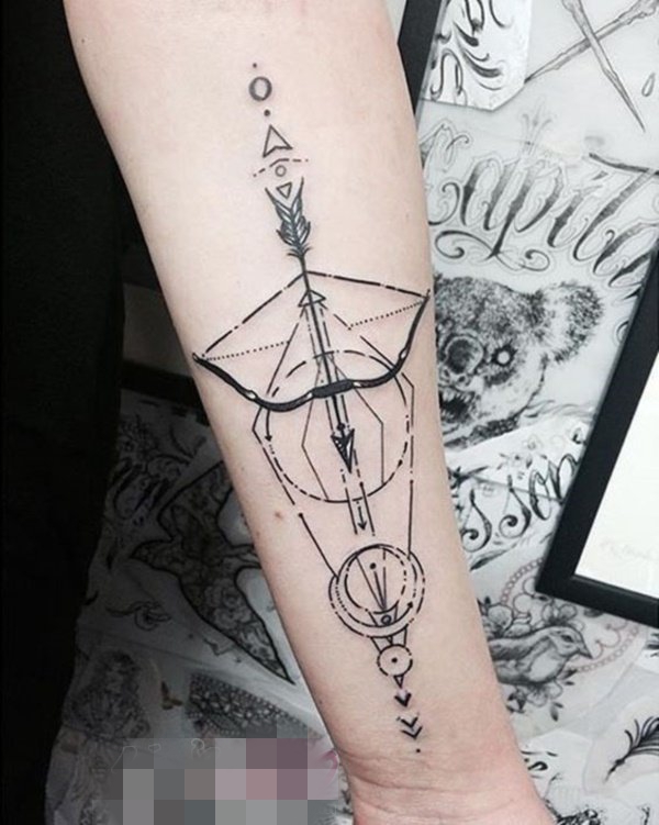 点击大图看下一张:15款黑白灰风格简洁个性的符号纹身图案