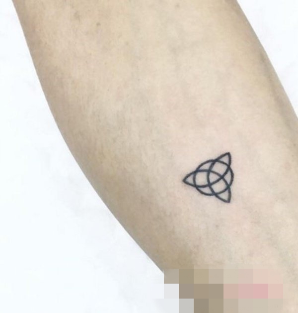 点击大图看下一张:15款黑白灰风格简洁个性的符号纹身图案