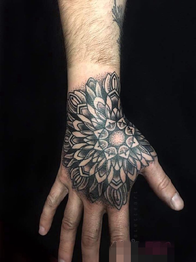 点击大图看下一张：手背黑白灰风格点刺技巧几何元素植物素材花朵纹身图片