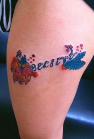 时尚女性大腿精美漂亮的花朵和字符纹身图案