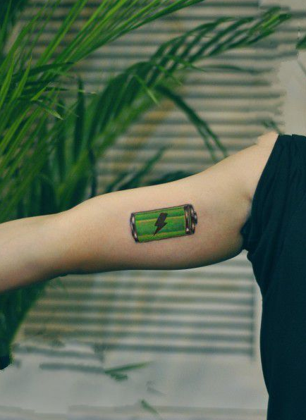 点击大图看下一张：手臂绿色的电池纹身团