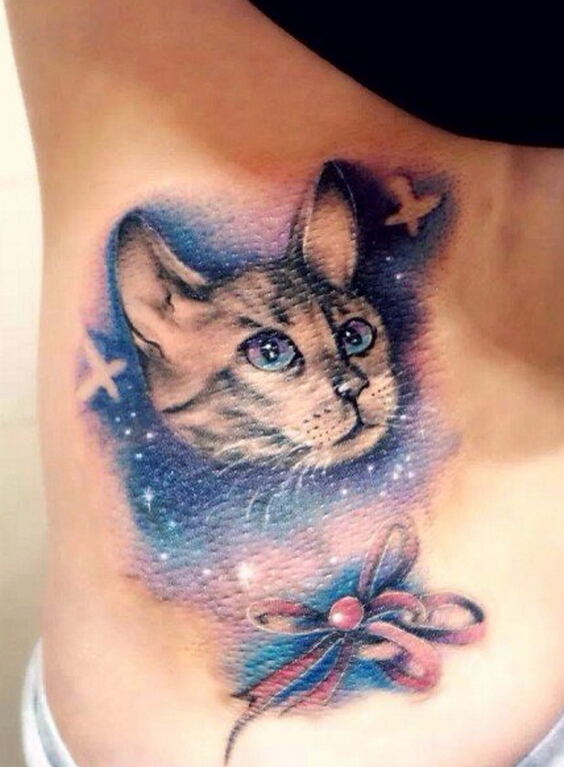 点击大图看下一张：腰部彩色星空猫咪蝴蝶结纹身图案