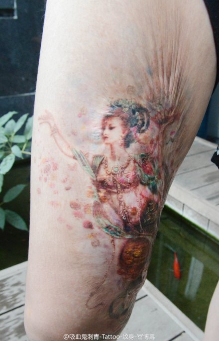 点击大图看下一张：腿部精美的彩绘仙女下凡纹身图案